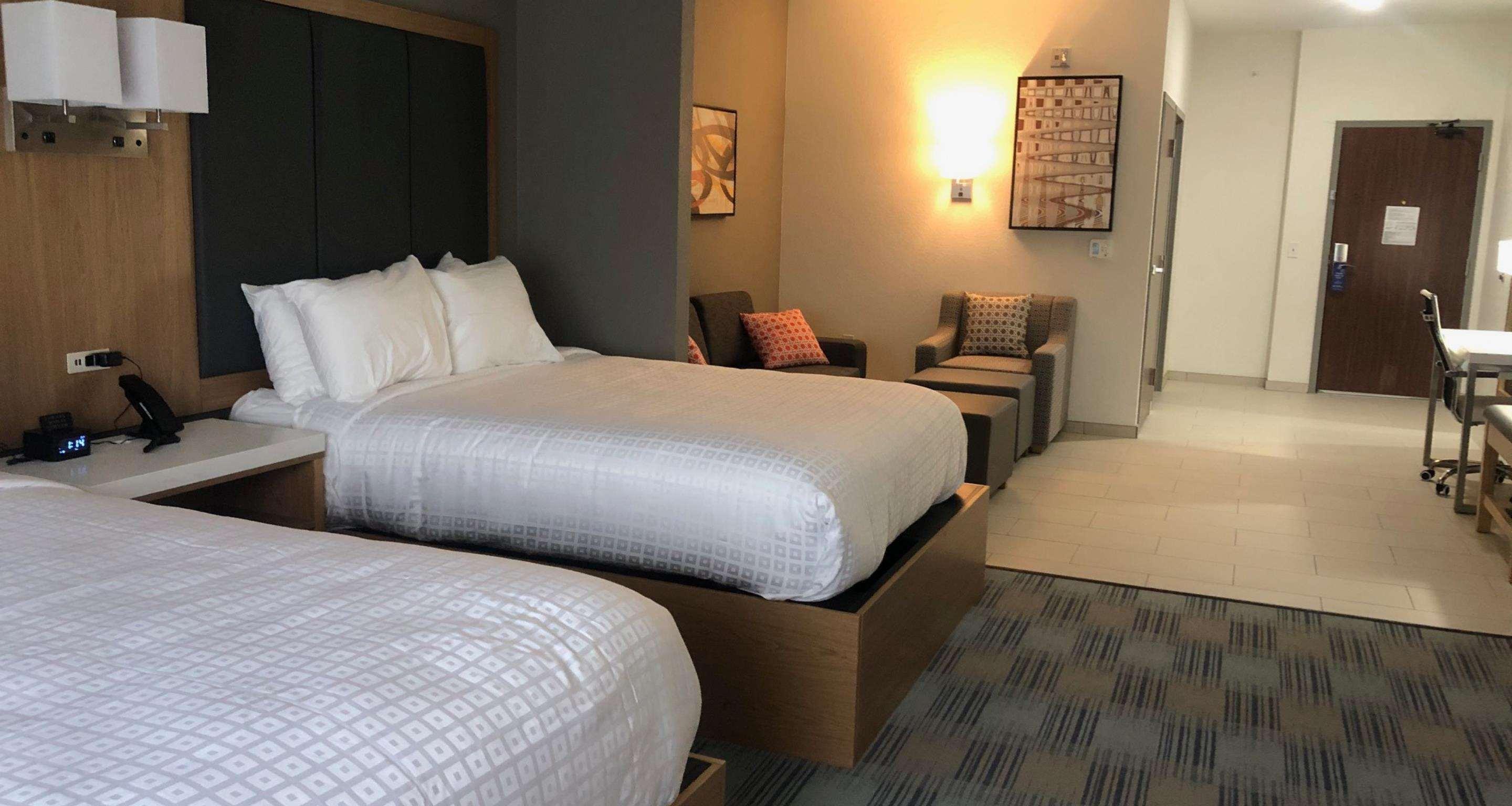 La Quinta Inn & Suites By Wyndham Coralville Iowa City Bagian luar foto