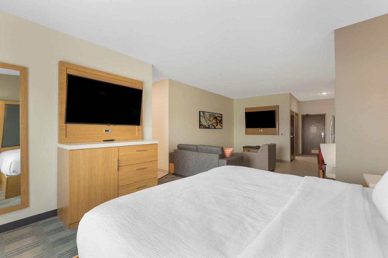 La Quinta Inn & Suites By Wyndham Coralville Iowa City Bagian luar foto