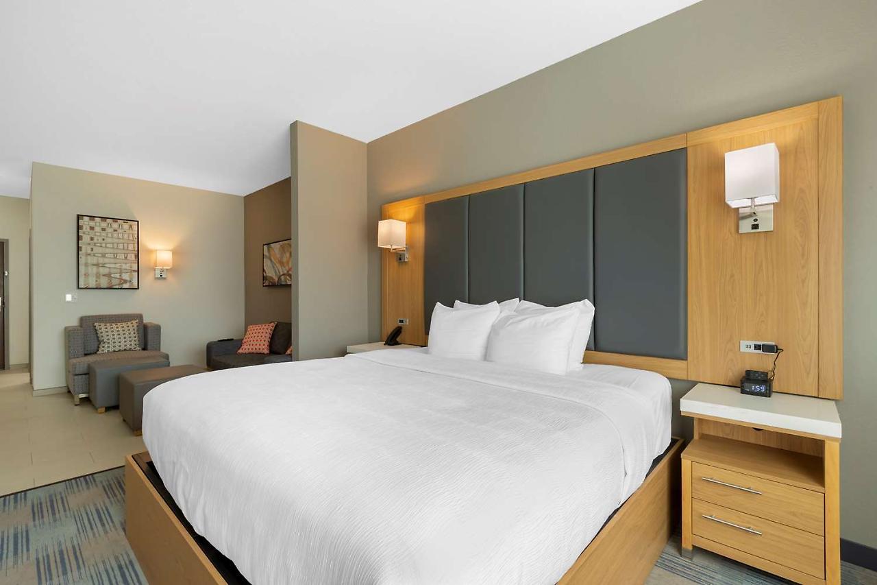 La Quinta Inn & Suites By Wyndham Coralville Iowa City Bagian luar foto