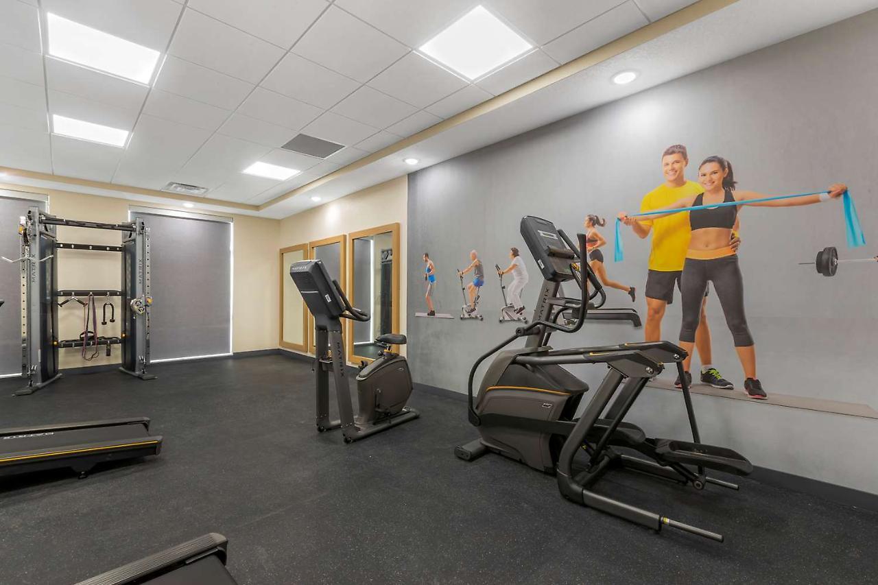 La Quinta Inn & Suites By Wyndham Coralville Iowa City Bagian luar foto