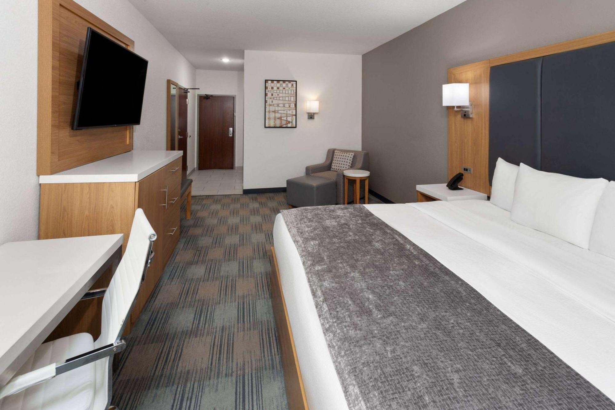 La Quinta Inn & Suites By Wyndham Coralville Iowa City Bagian luar foto