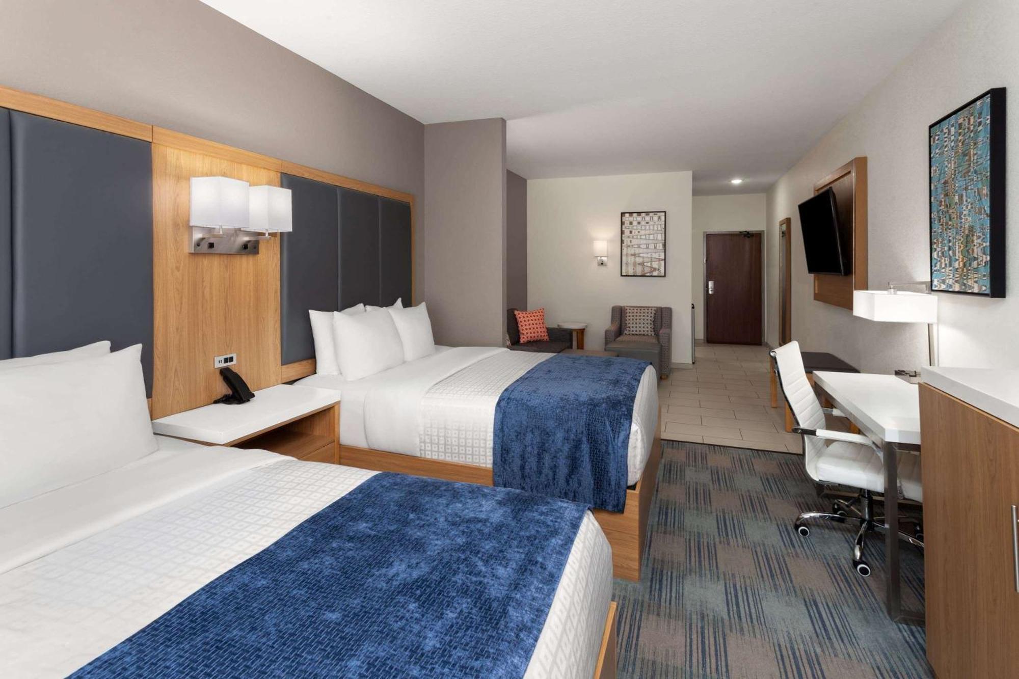 La Quinta Inn & Suites By Wyndham Coralville Iowa City Bagian luar foto