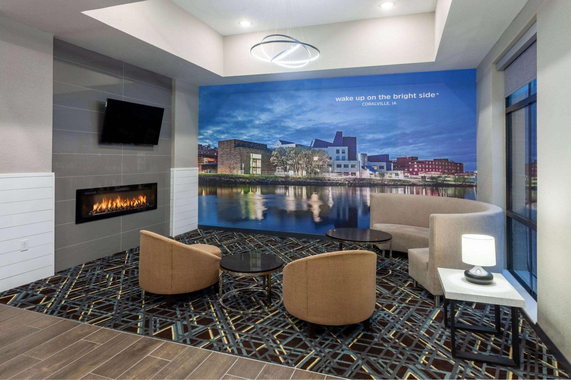 La Quinta Inn & Suites By Wyndham Coralville Iowa City Bagian luar foto