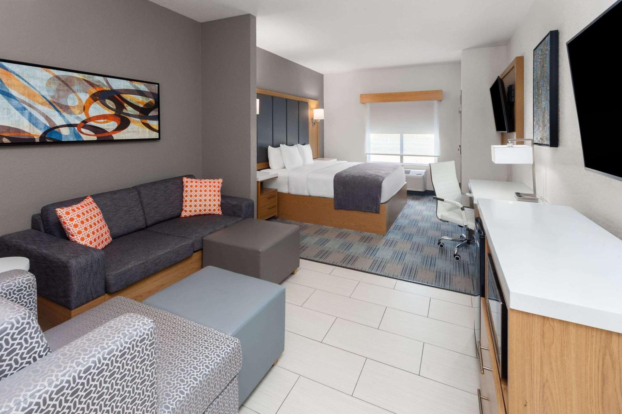 La Quinta Inn & Suites By Wyndham Coralville Iowa City Bagian luar foto